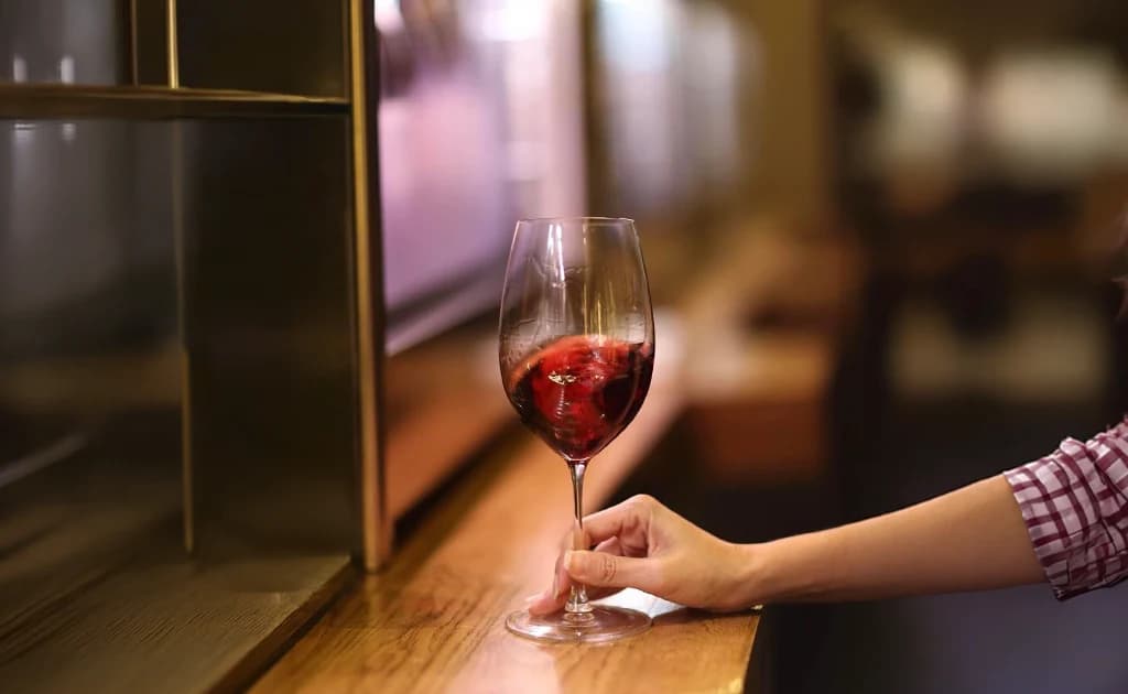 ¿Por qué el vino se siente diferente en una copa de vidrio y en una de cristal?
